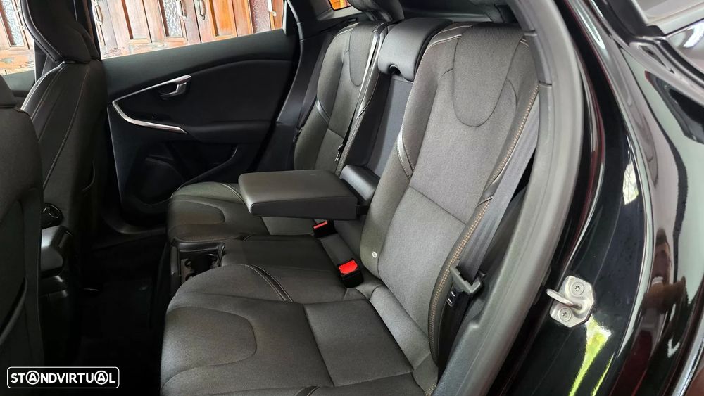 Volvo V40 2.0 D2 Momentum Geartronic — fotografia 57