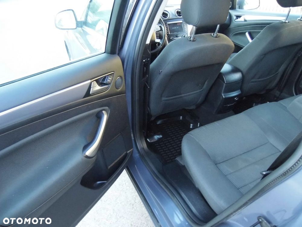 Ford Mondeo 2.0 T Ghia MPS6 - 23