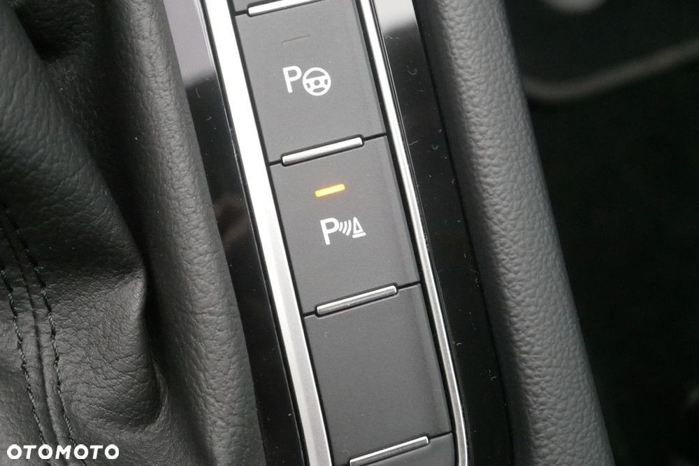 Volkswagen Passat Variant 2.0 TDI SCR Business DSG - 20