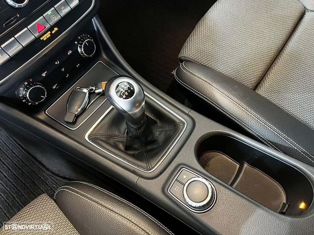 Mercedes-Benz CLA 180 d Shooting Brake - 16