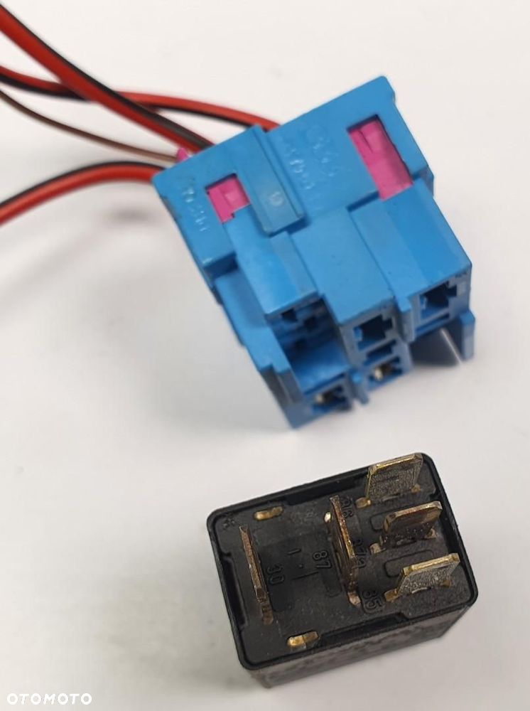 PRZEKAŹNIK 395 AUDI A4 B7 8Z0951253 - 2