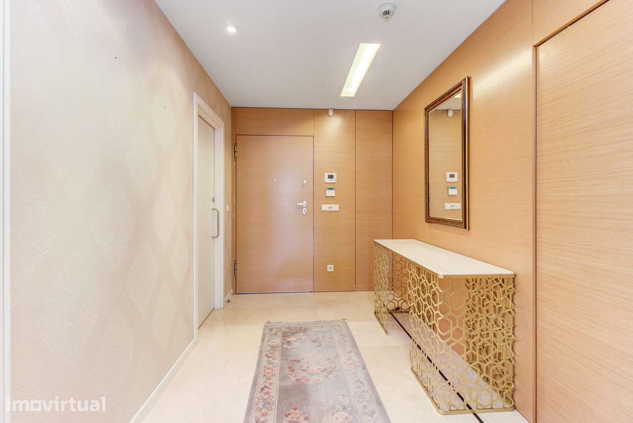 Apartamento T4 transformado em T3 em condomínio privado, no Campo Gran - Grande imagem: 2/44