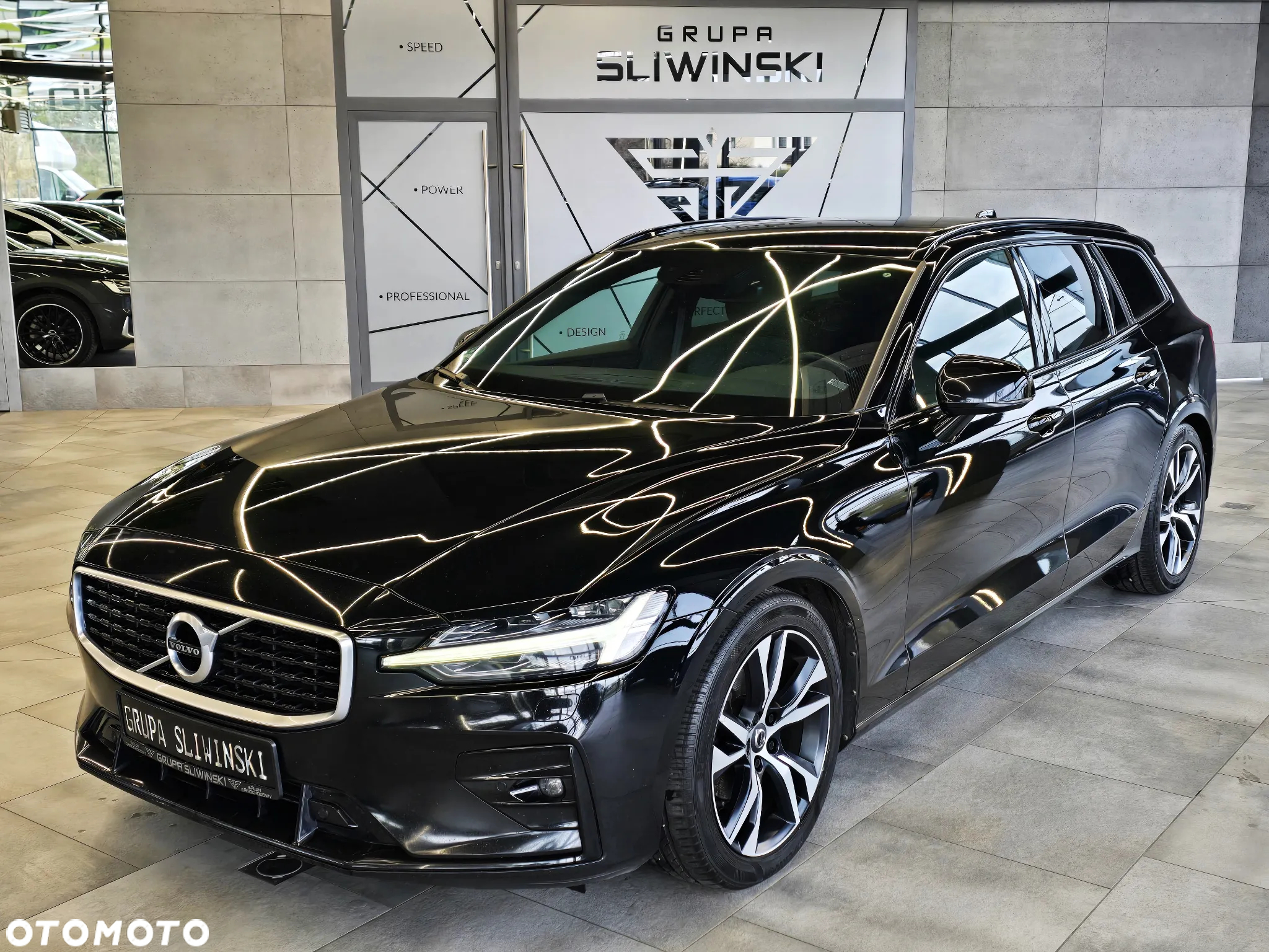 Volvo V60 D4 AWD Geartronic R-Design - 2
