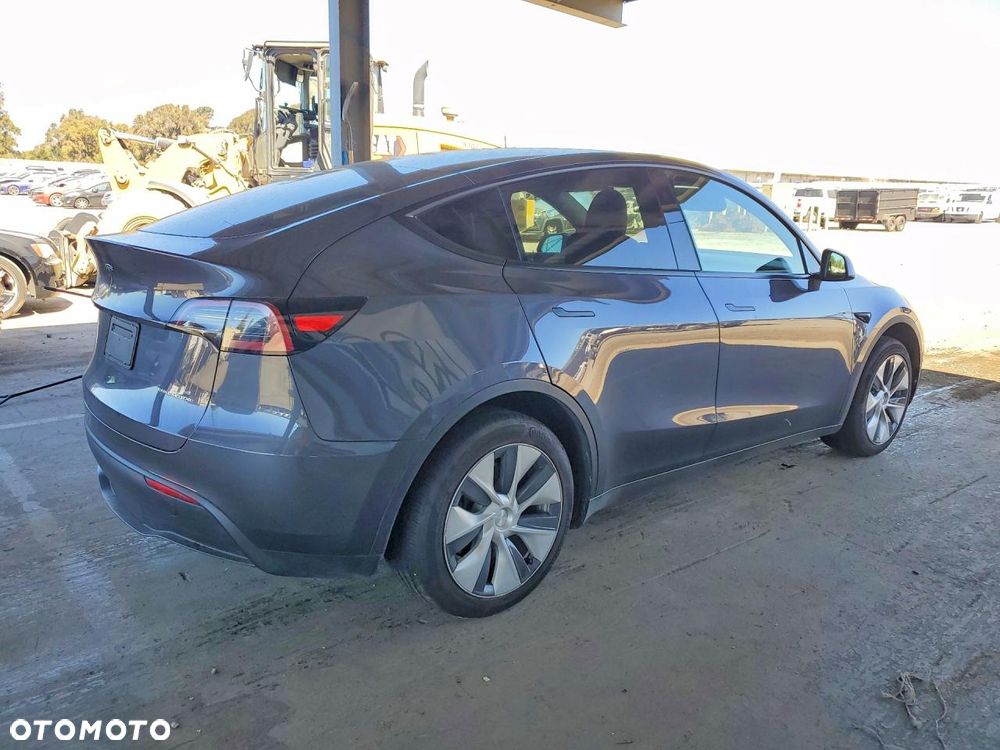 Tesla Model Y 2023 photo 4