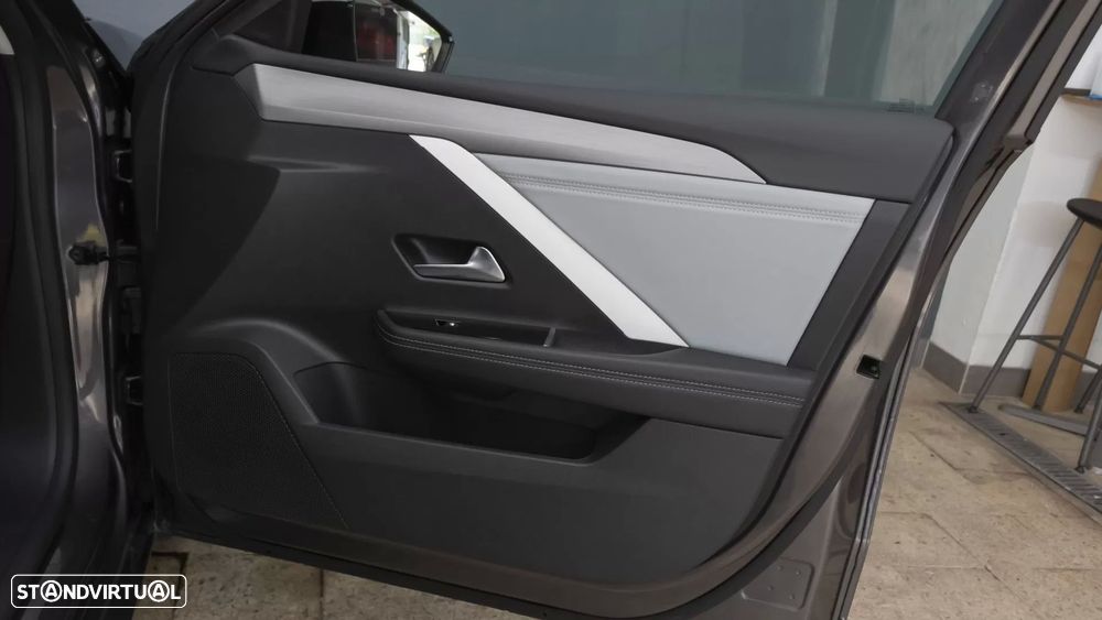 Opel Astra 1.2 T Elegance - 12