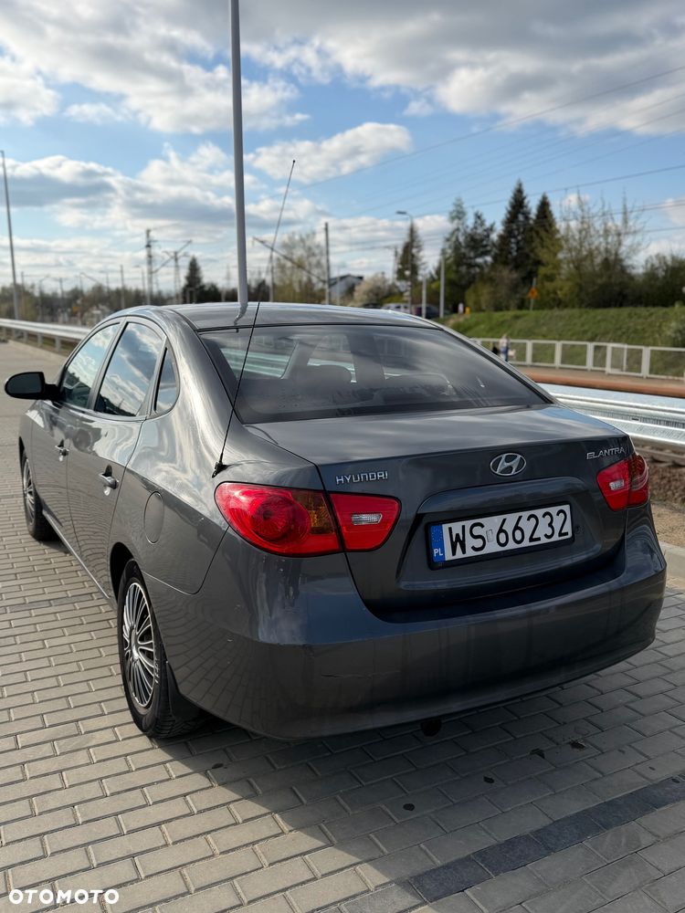 Hyundai Elantra - 2