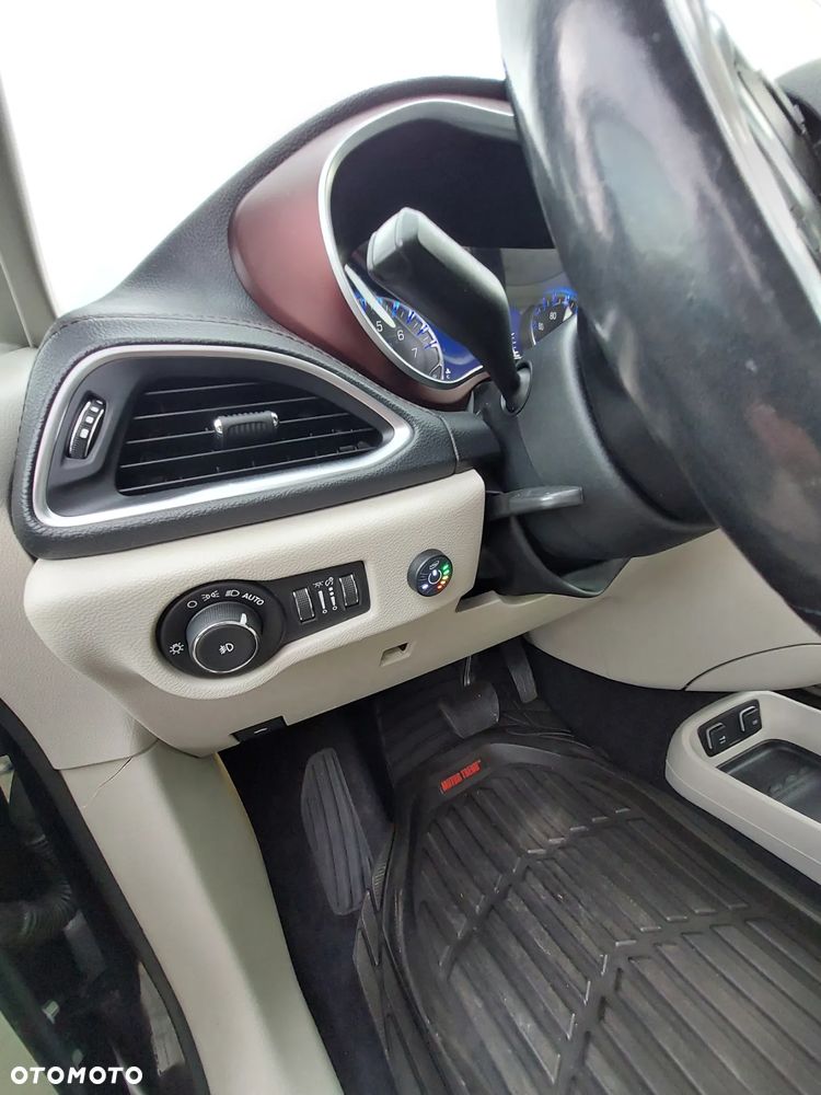 Chrysler Pacifica - 11