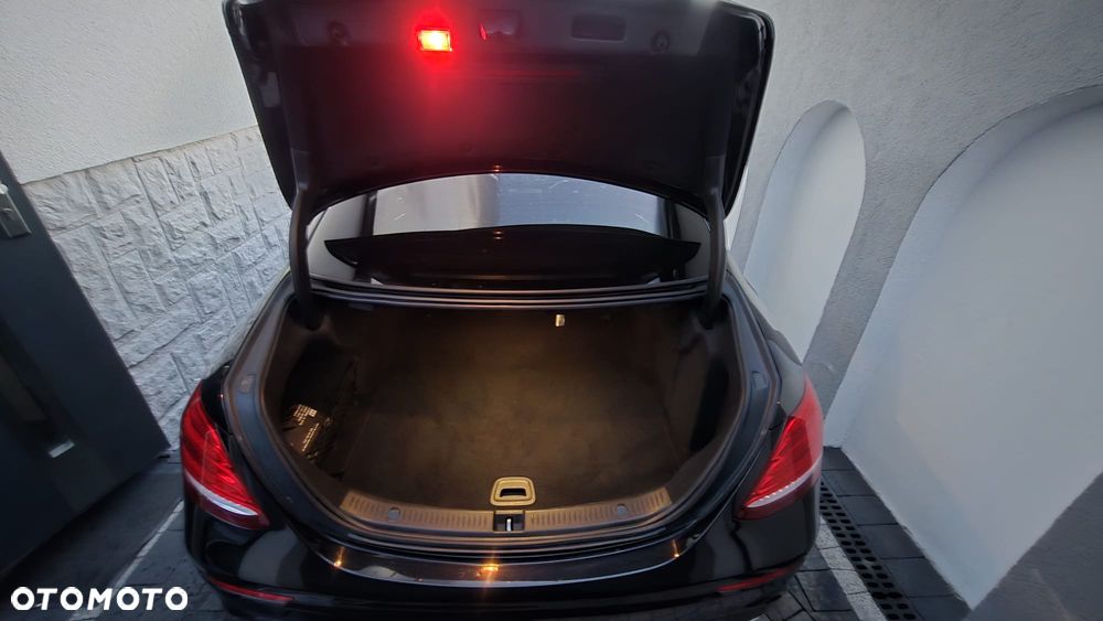 Mercedes-Benz Klasa E 220 d 4-Matic 9G-TRONIC - 26