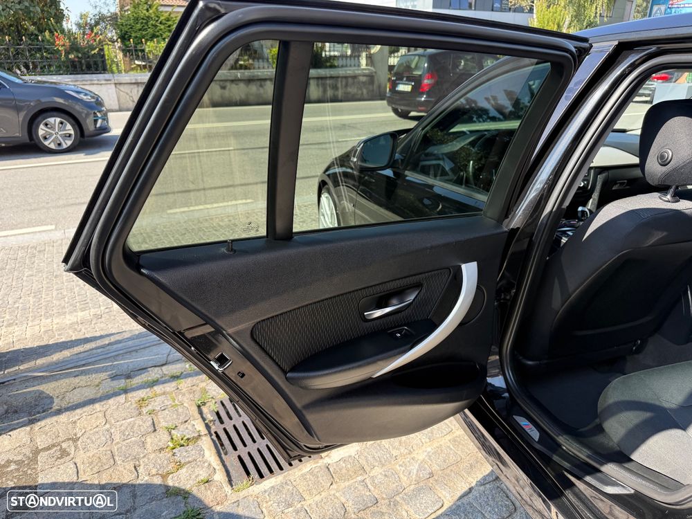 BMW 320 d DPF Touring Aut. Edition Sport - 35