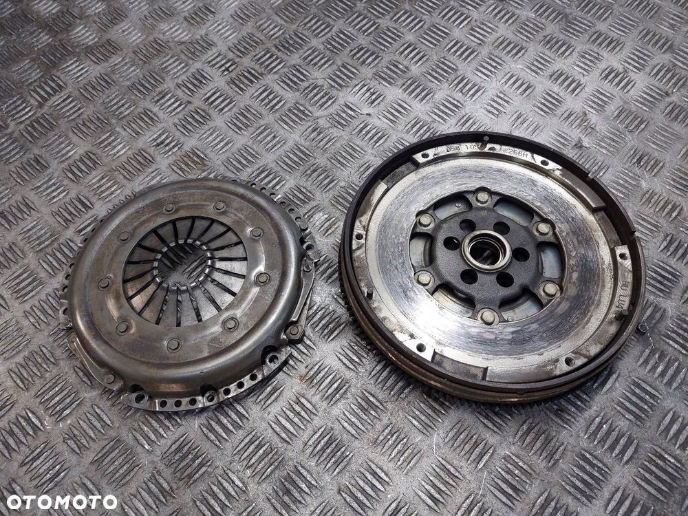 KOŁO DWUMASOWE + DOCISK AUDI A4 B6 1.6 8V 058105266H - 1