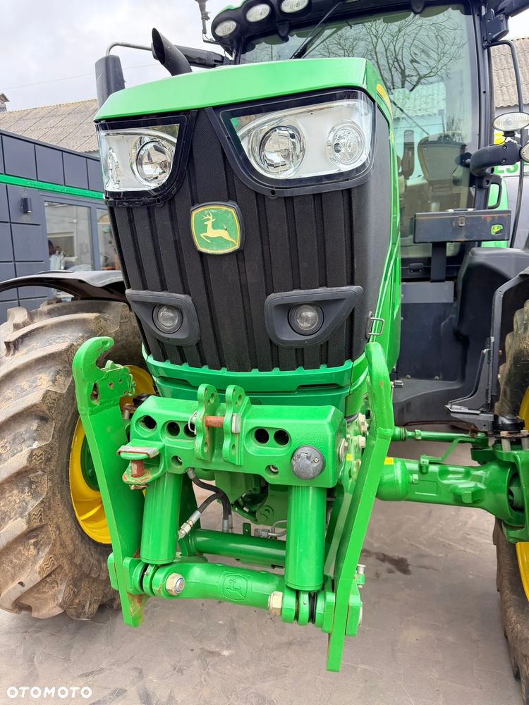 John Deere 6215R - 11