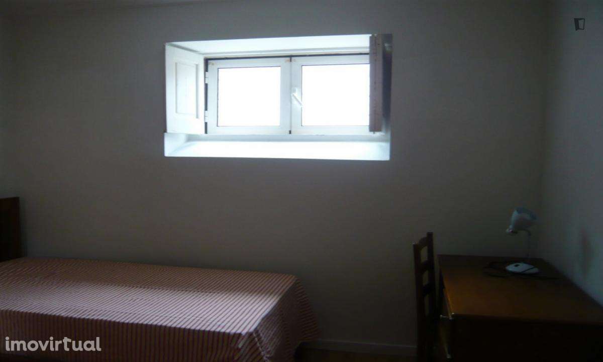 Quarto - localizado em Montes Claros Coimbra - Grande imagem: 5/17