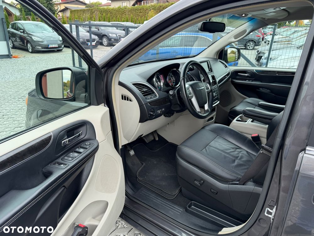Chrysler Town & Country - 21