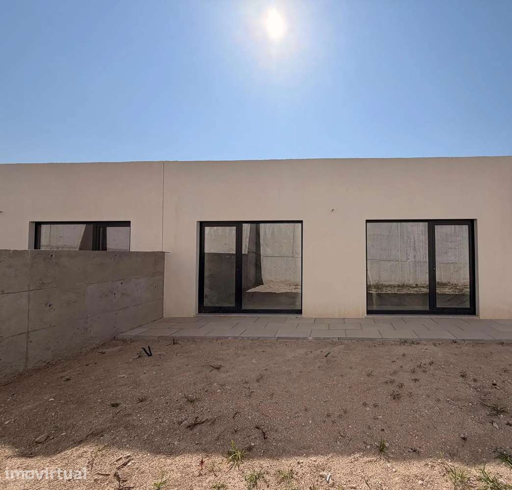 Moradia T3 de Arquitetura Moderna com Jardim e Garagem de 85 m² – Arco - Grande imagem: 2/27