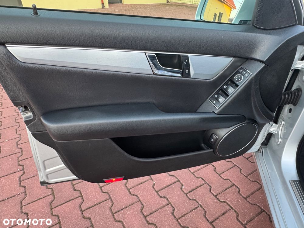 Mercedes-Benz Klasa C 180 CGI Automatik BlueEFFICIENCY Avantgarde - 38