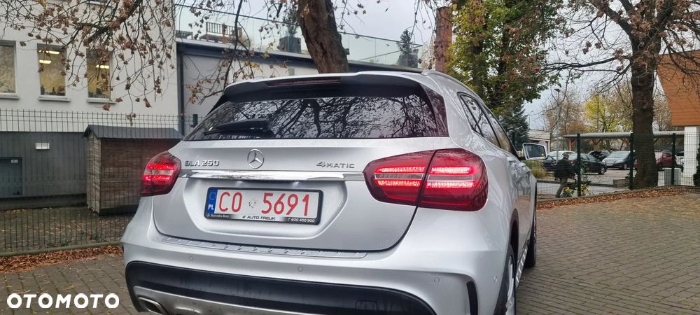 Mercedes-Benz GLA 250 4Matic 7G-DCT - 16