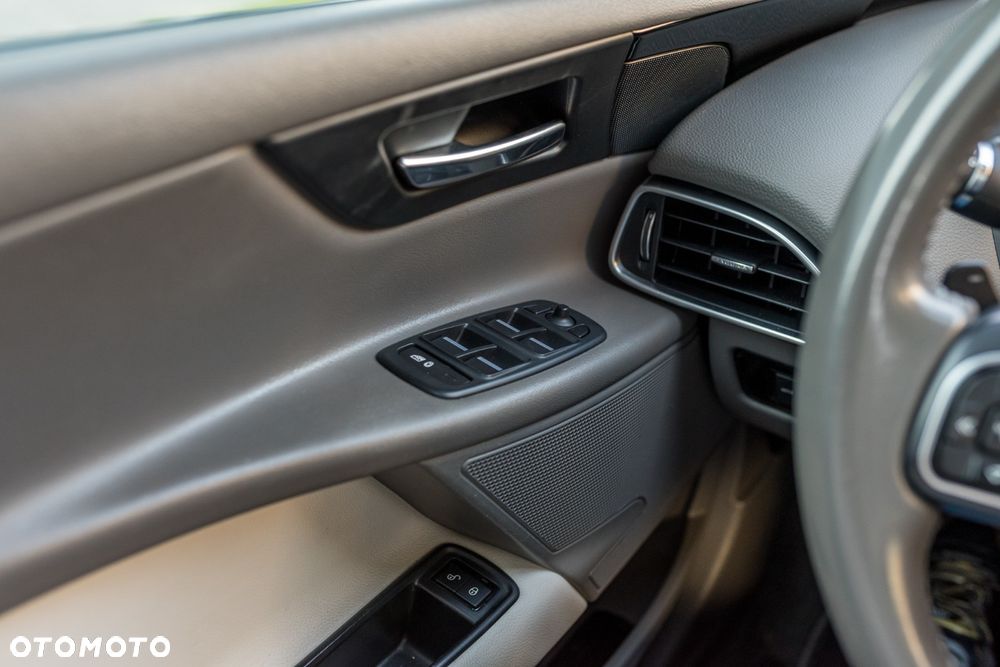 Jaguar XE 2.0 T Prestige - 33