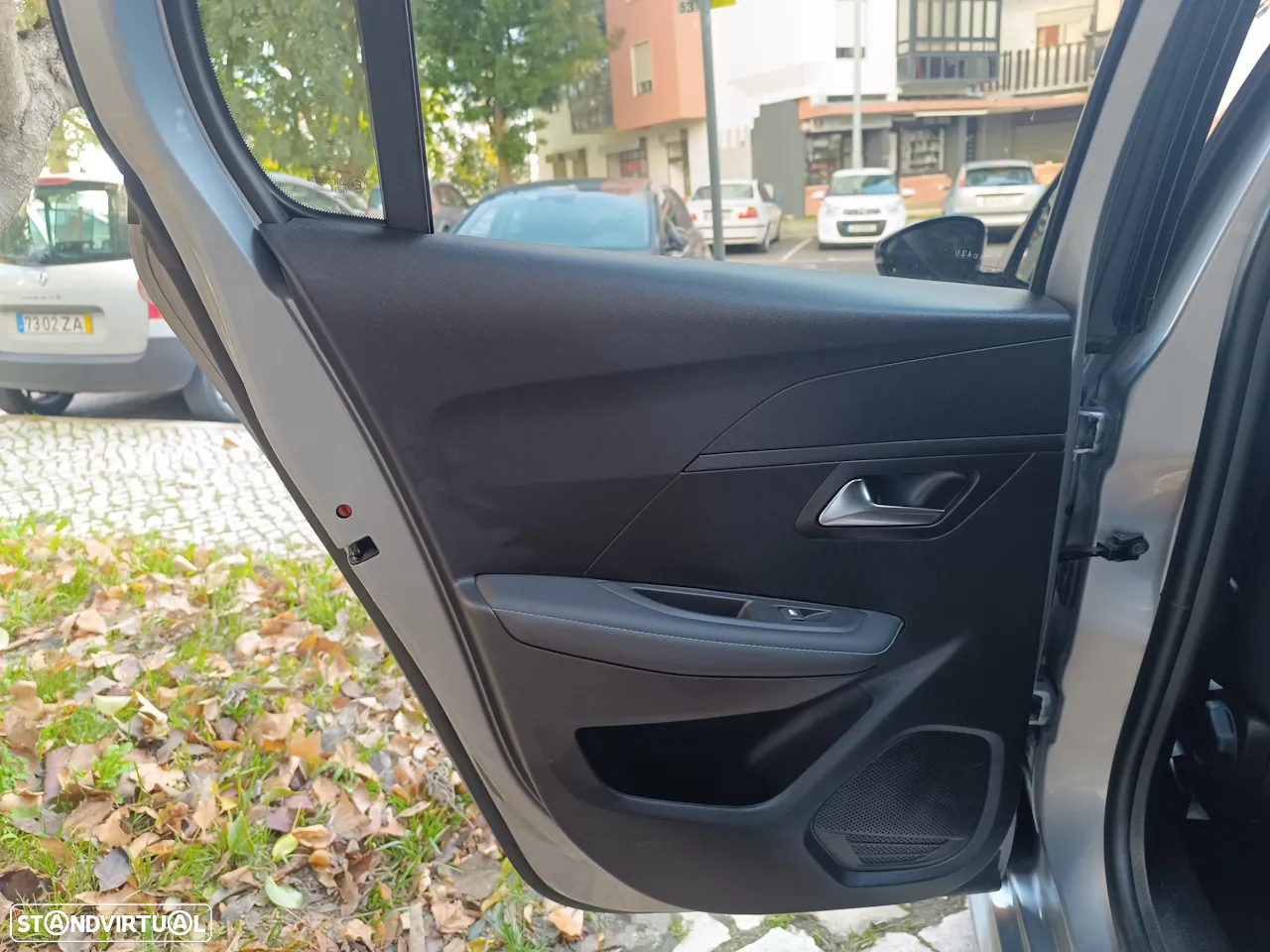 Peugeot 208 PureTech 100 EAT8 Allure - 16