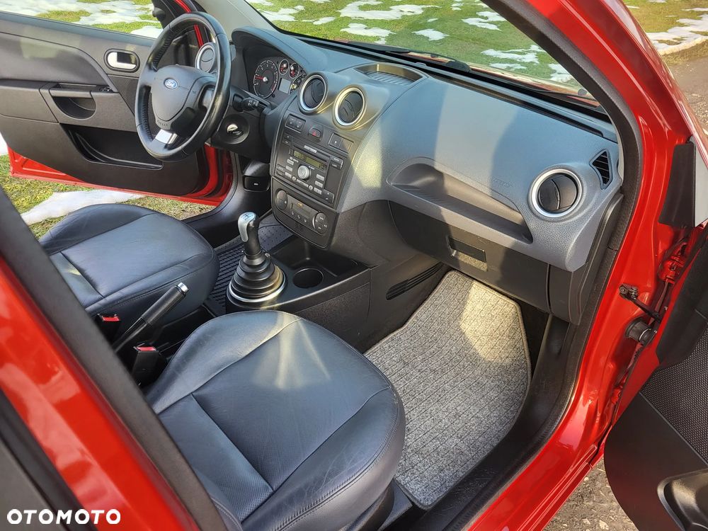 Ford Fiesta 1.6 Ghia - 16