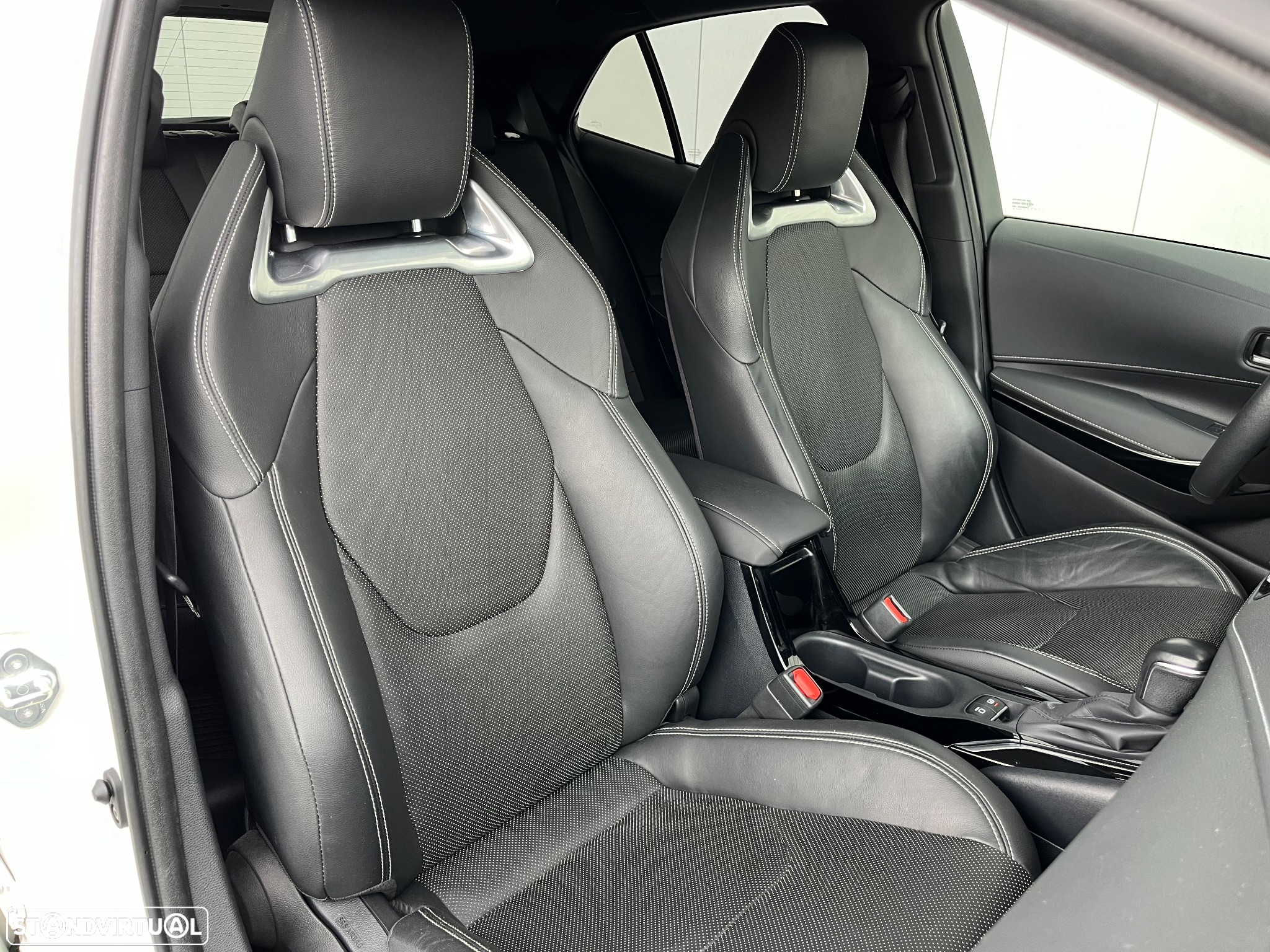 Toyota Corolla 2.0 Hybrid Luxury Black - 18