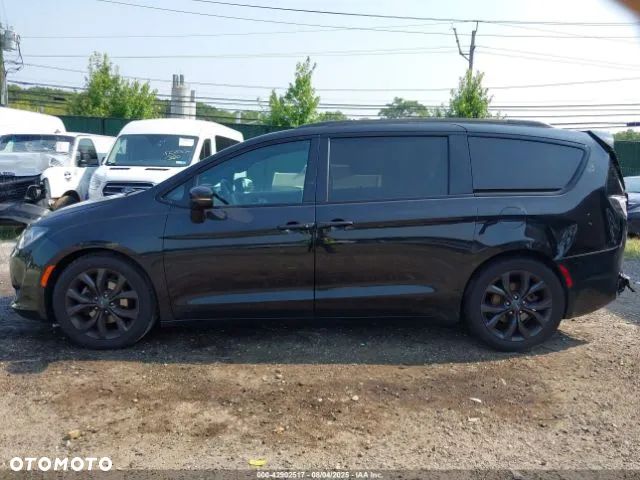 Chrysler Pacifica - 4