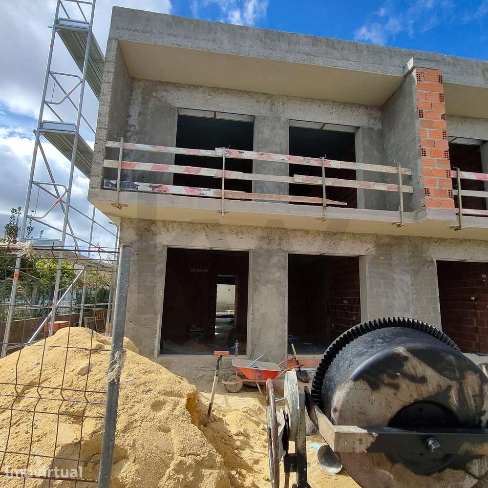 MORADIA T4 GEMINADA COM 3 SUÍTES E PISCINA - Grande imagem: 3/17