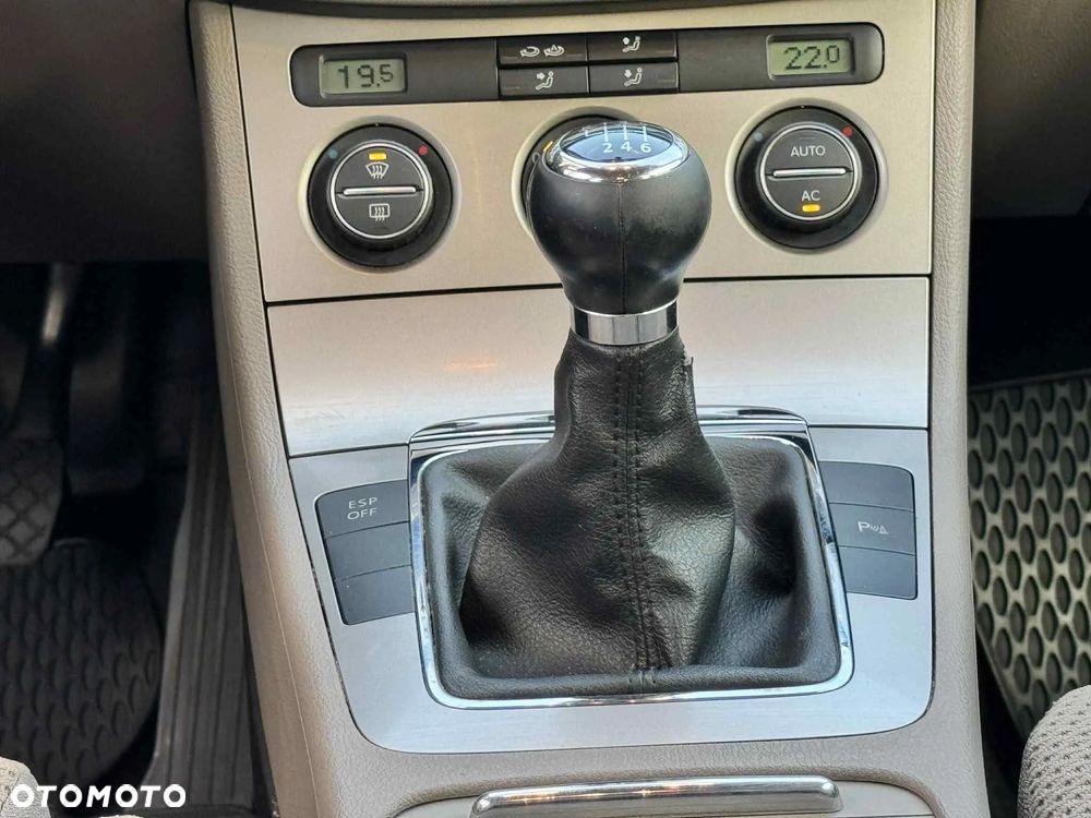 Volkswagen Passat 2.0 TDI Comfortline - 24
