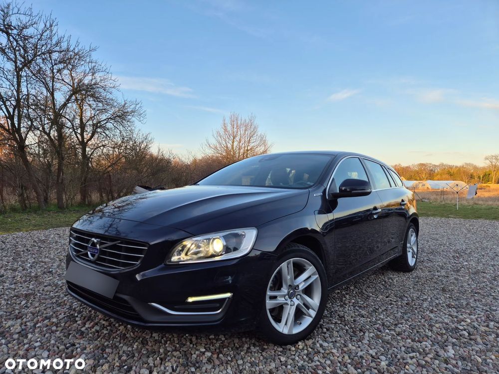 Volvo V60 D6 AWD Plug-in Hybrid R-Design Momentum - 1