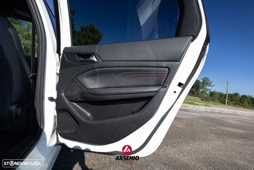 Peugeot 308 SW 1.5 BlueHDi GT EAT8 - 33