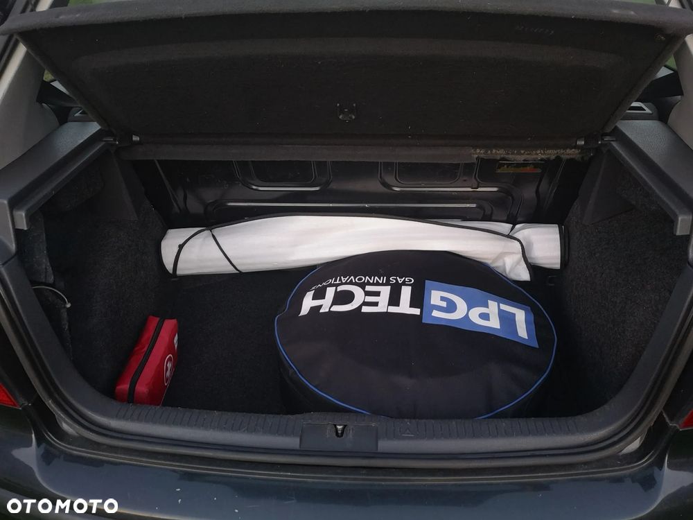 Volkswagen Polo 1.2 - 16