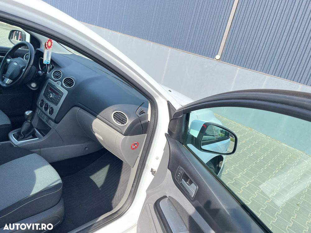 Ford Focus 1.4i Ambiente - 17