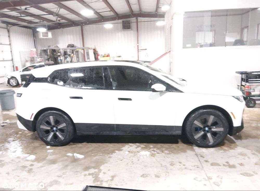 BMW iX - 8