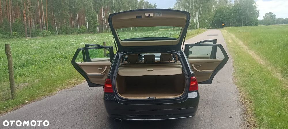 BMW Seria 3 318i Touring - 9