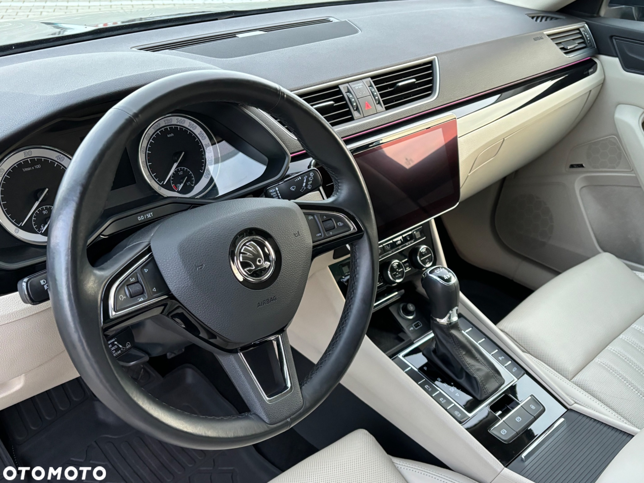Skoda Superb 2.0 TDI SCR 4x4 L&K DSG - 17