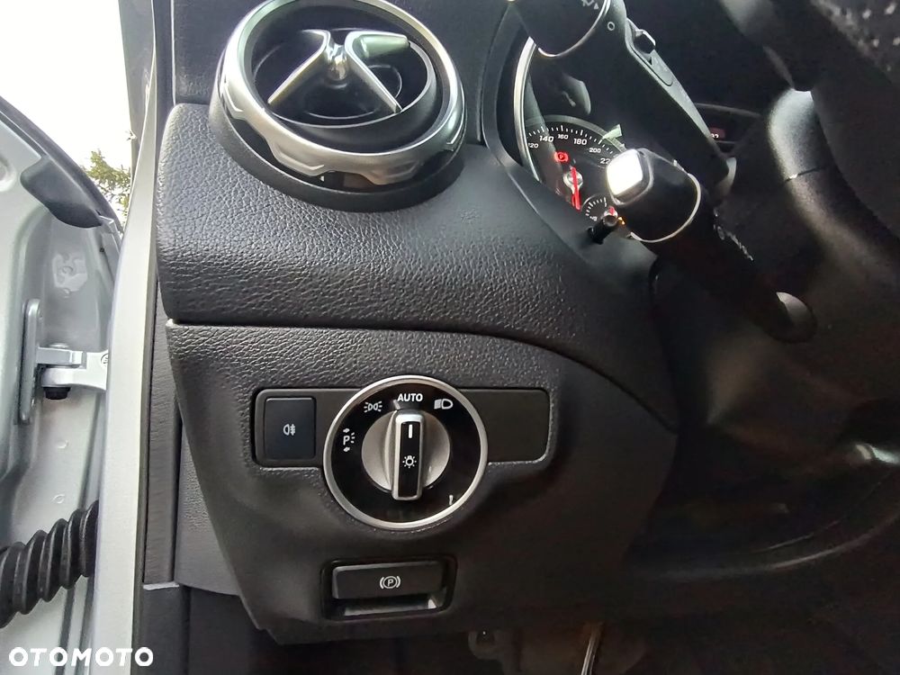 Mercedes-Benz GLA 200 7G-DCT UrbanStyle Edition - 28