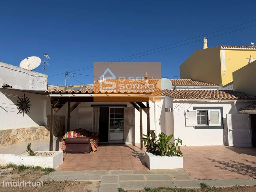 Moradia Térrea em Querença com Espaço Exterior