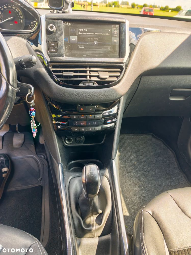 Peugeot 2008 1.2 Pure Tech Style EU6 - 31