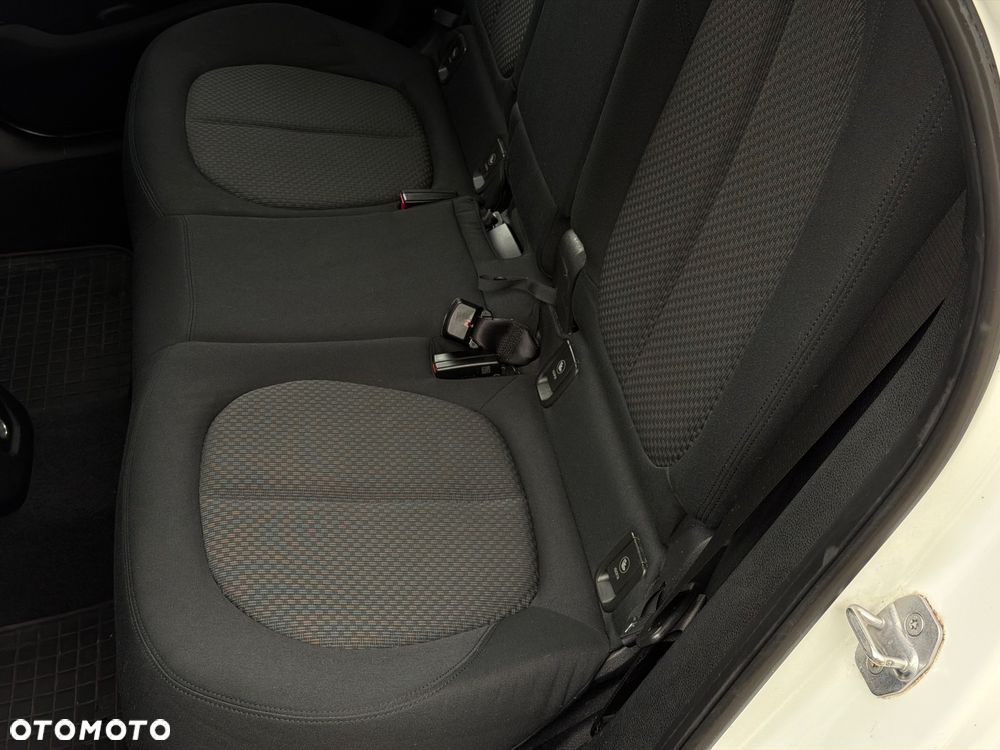 BMW Seria 2 218d - 17