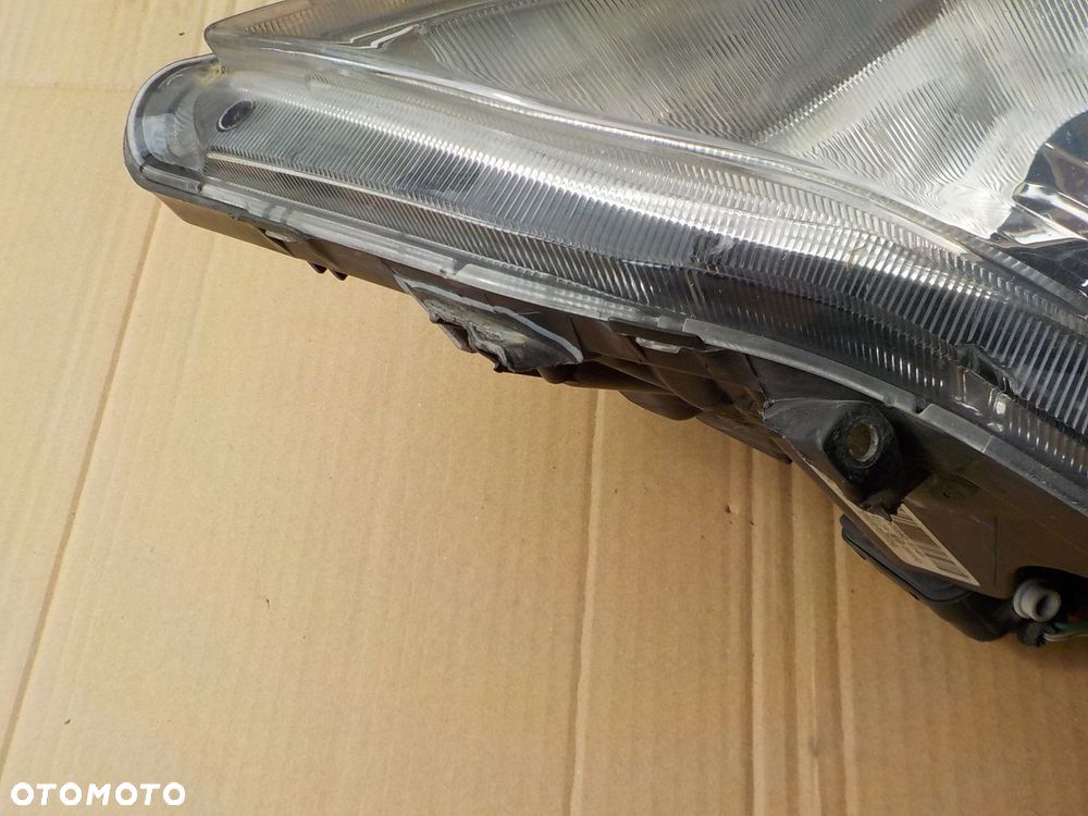 lampa prawy przód toyota yaris II EUROPA 81110-0D350 - 3