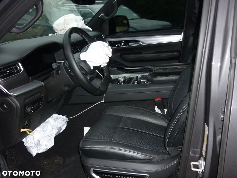 Jeep Grand Wagoneer - 11