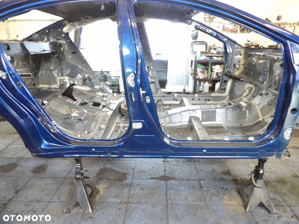 TOYOTA AVENSIS T27 LIFT SEDAN PRÓG PRAWY 8T5 - 1