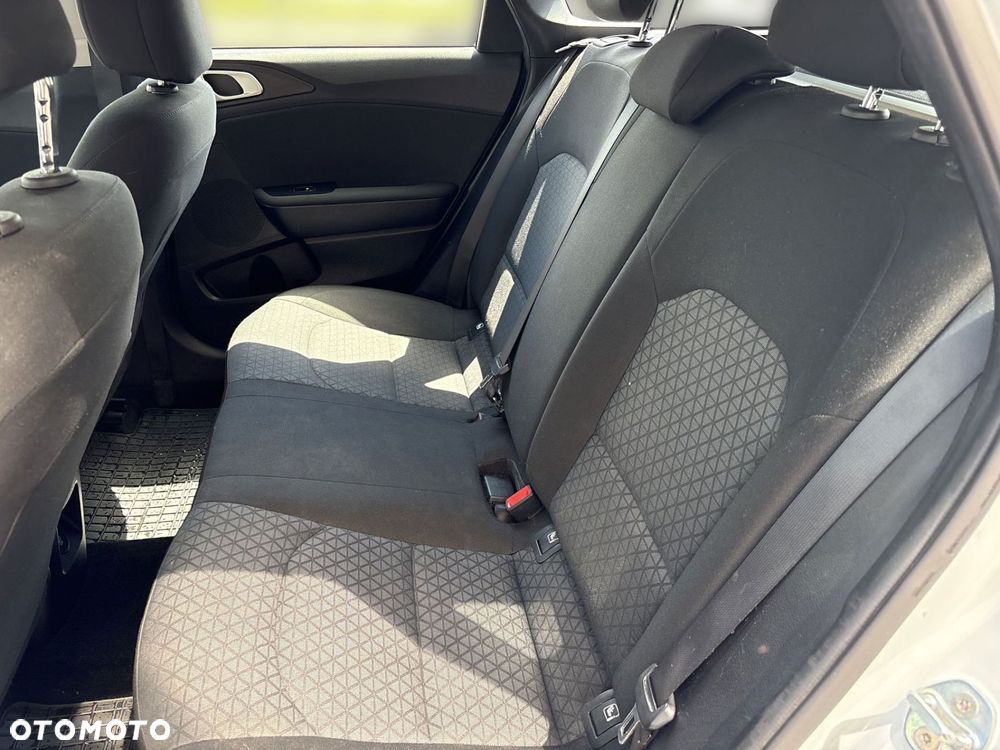 Kia Ceed - 16