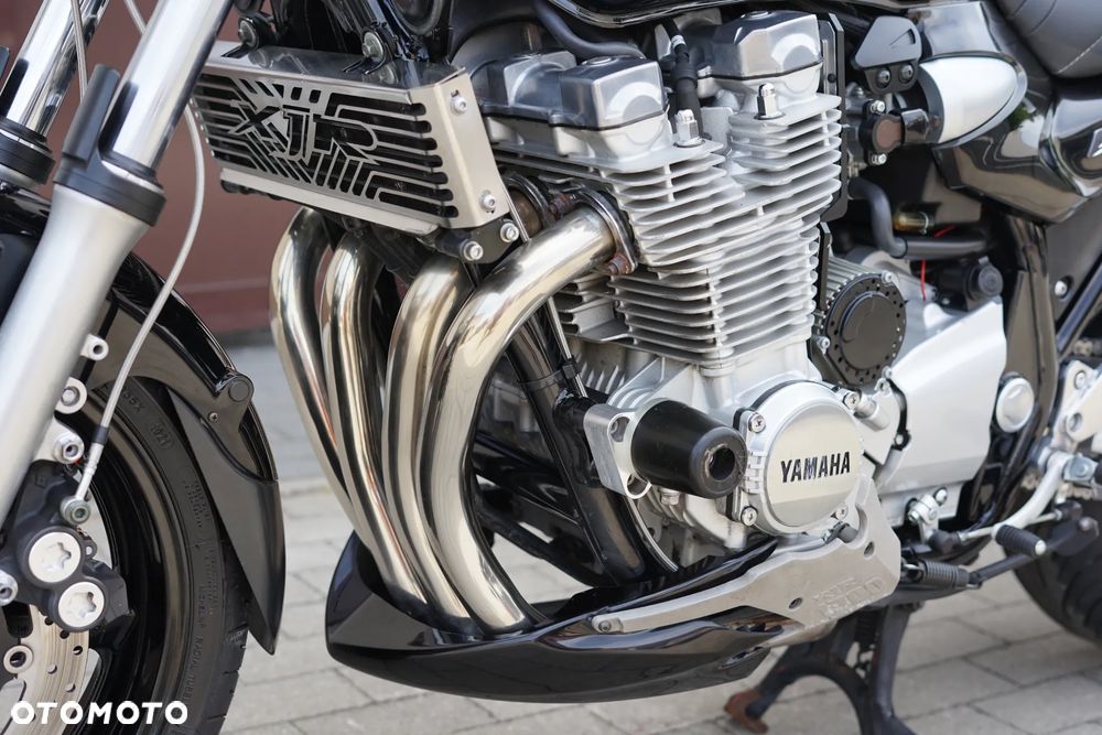 Yamaha XJR - 32