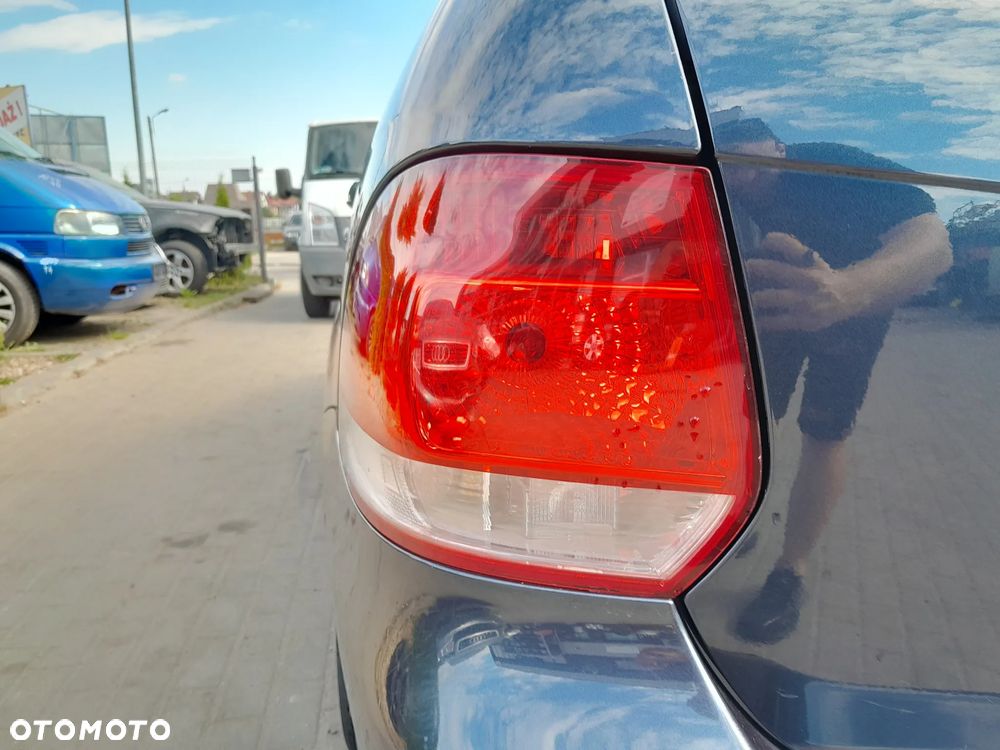 VW GOLF V KOMBI LAMPA TYLNA LEWA W BŁOTNIK