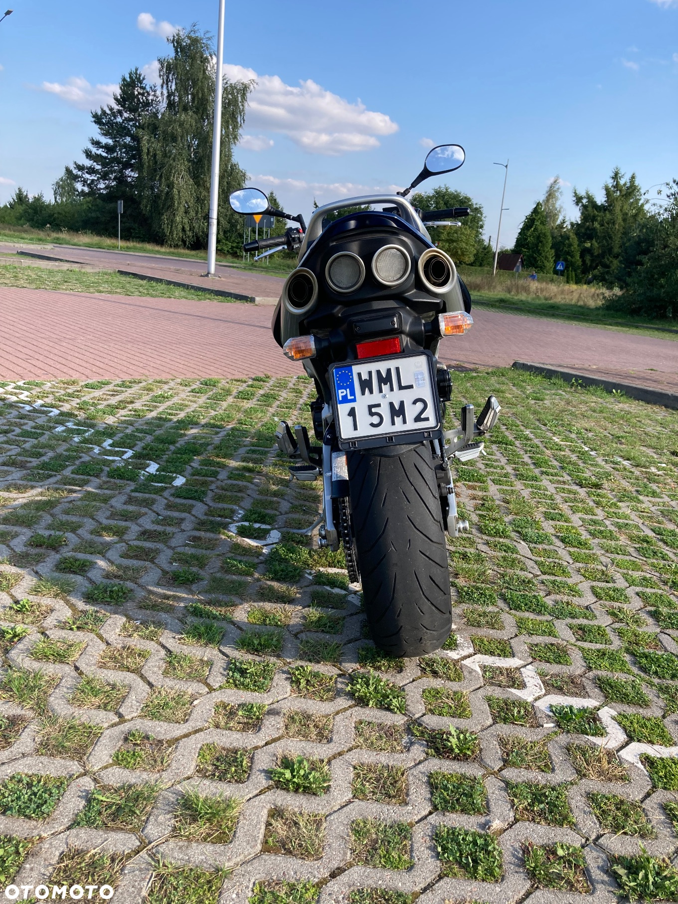 Suzuki GSR - 8
