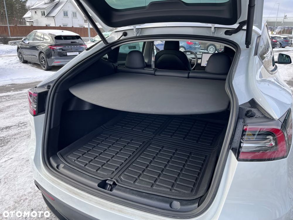 Tesla Model Y Long Range Dual Motor AWD - 9