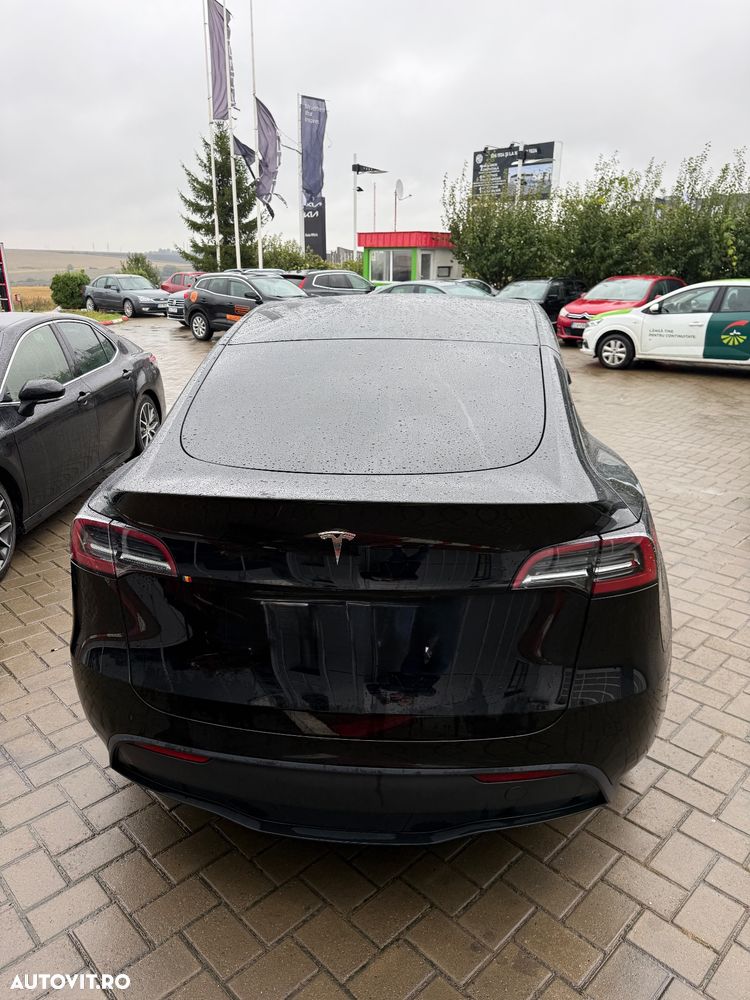 Tesla Model Y - 4