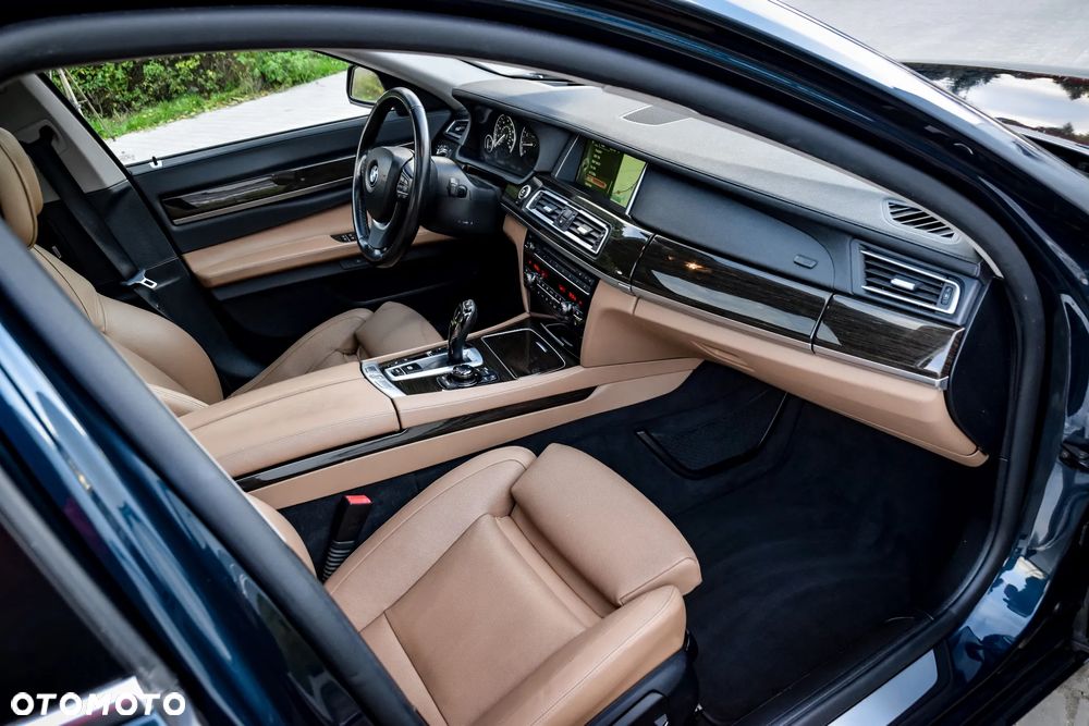 BMW Seria 7 740i L - 26