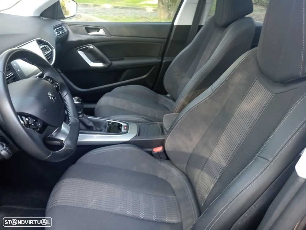 Peugeot 308 SW 1.2 PureTech Allure Pack - 20