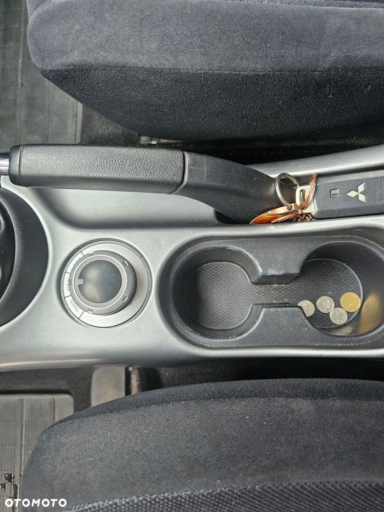 Mitsubishi Outlander 2.0 DID Intense + SE - 25